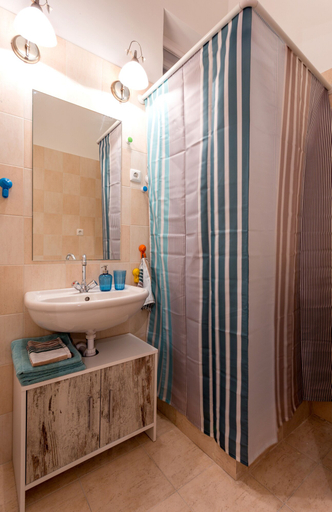 Bathroom, Oktober 6 6 Apartment, Budapesti