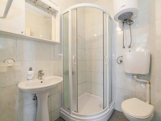 Bathroom 3, Maki Apartments