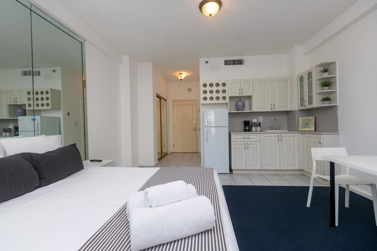 Others 4, 306 Studio Hollywood Beach, Broward