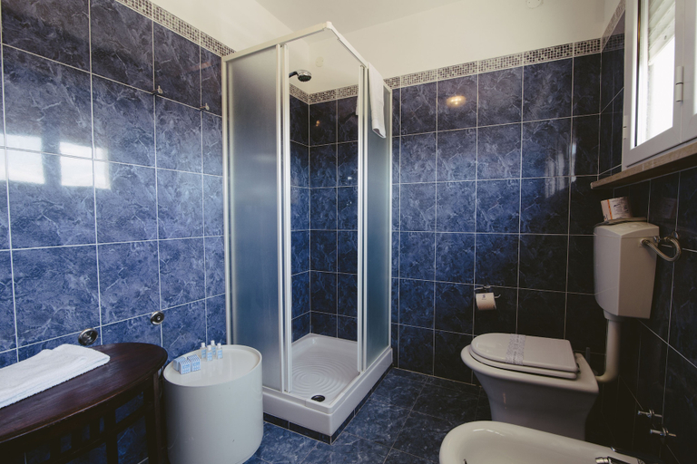 Bathroom 4, Hotel Paradiso, Ancona