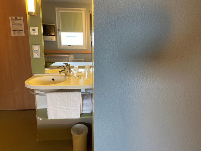 Bathroom 4, ibis budget Verdun, Meuse