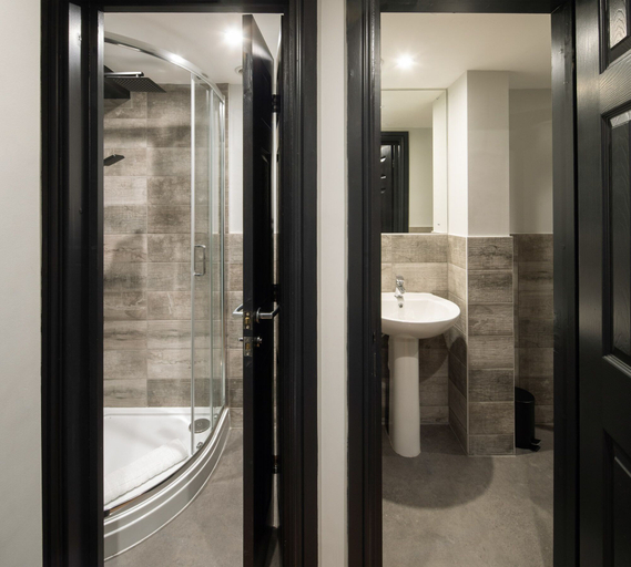 Bathroom 2, Blok-74, Brighton and Hove