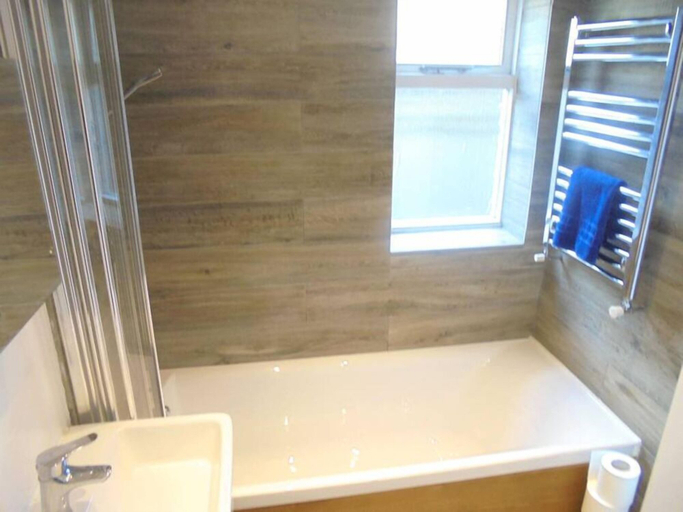 Bathroom, Needles Cottages, East Sussex
