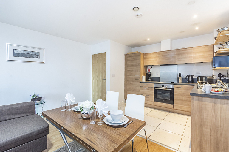Others 4, Splendid 3 Bedroom Apartment Marina View, London