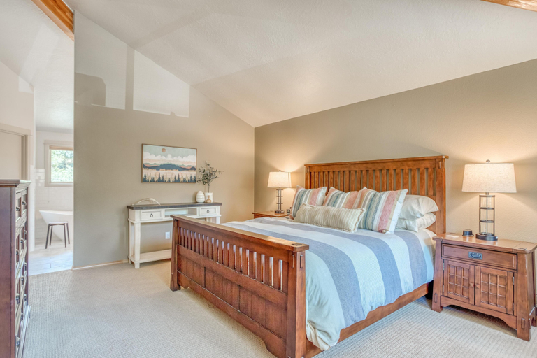 Bedroom 4, Titleist 1, Deschutes