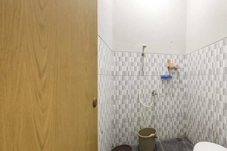 Bathroom 3, KoolKost Syariah @ Jalan Sisingamangaraja Semarang, Semarang