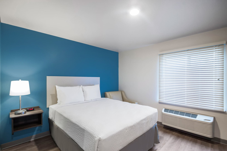 Bedroom 2, WoodSpring Suites Chicago Addison, Dupage