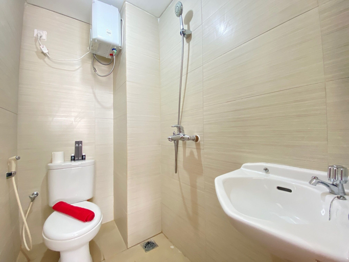 Bathroom 3, Sunnyside Studio Room at Apartment Gateway Pasteur near Exit Toll Pasteur, Bandung