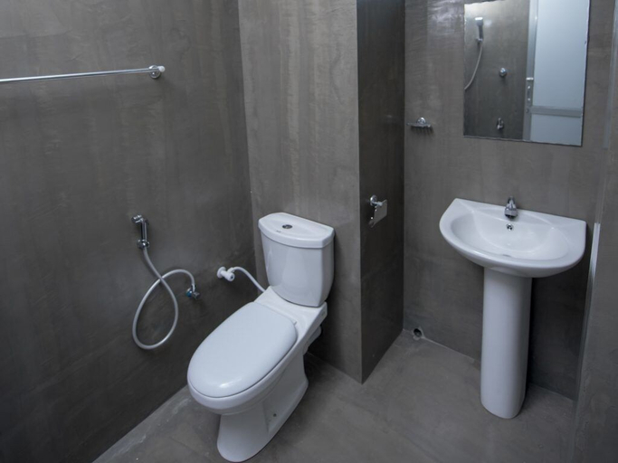 Bathroom 3, Dsk Apartment, Galle Four Gravets
