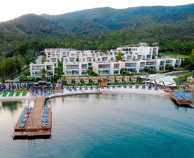 Exterior & Views