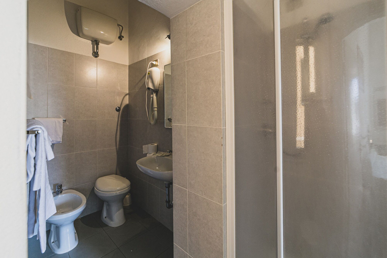 Bathroom 4, Hotel Alfiero, Grosseto