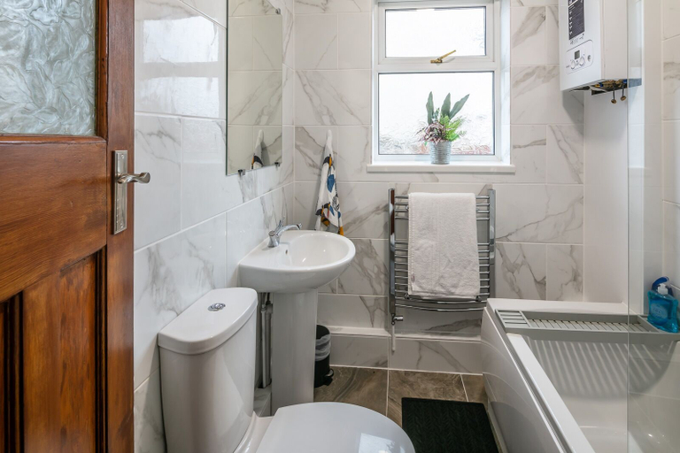 Bathroom, Blue Rose Cottage, Carmarthenshire