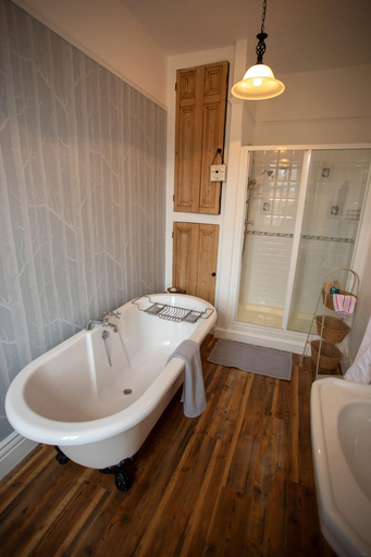 Bathroom 3, Treherne House & The Malvern Retreat, Worcestershire