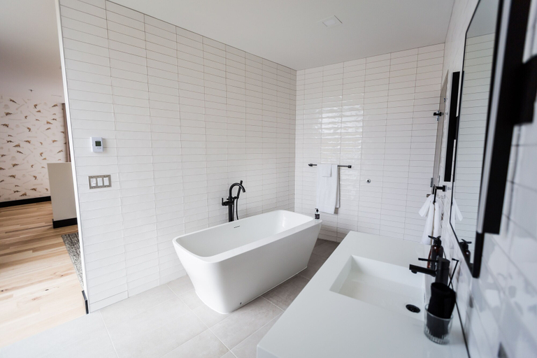 Bathroom 4, Hew & Draw Hotel, Division No. 5