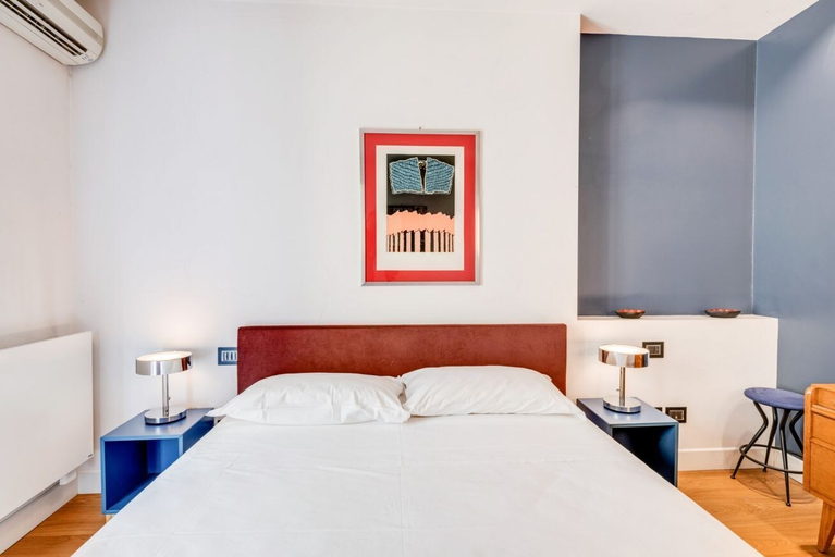 Others 3, Piazza Santa Croce Design Apartment with Balcony, Florence