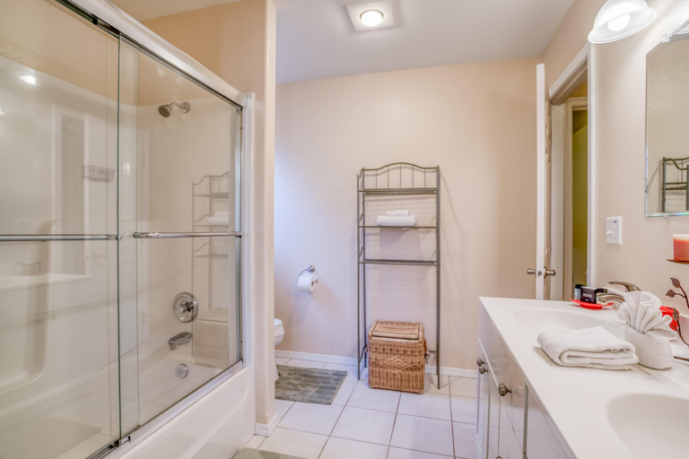 Bathroom 4, Nye Beach Nest, Lincoln