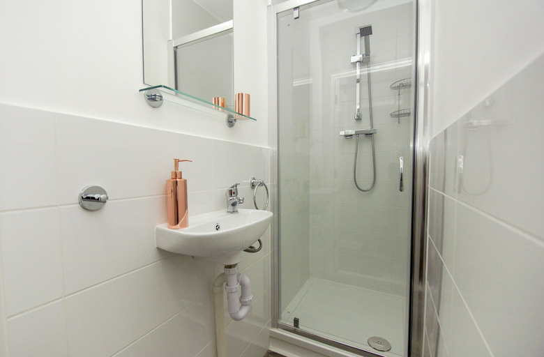 Bathroom 2, Mucky Duck House Central by Brighton Holiday Lets, Brighton and Hove