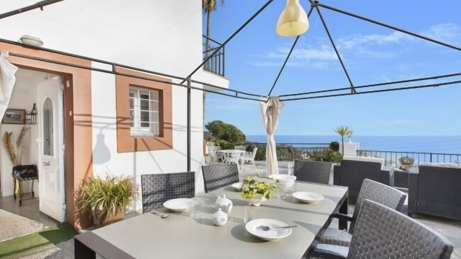 Others 4, Villa Palmeras, Girona