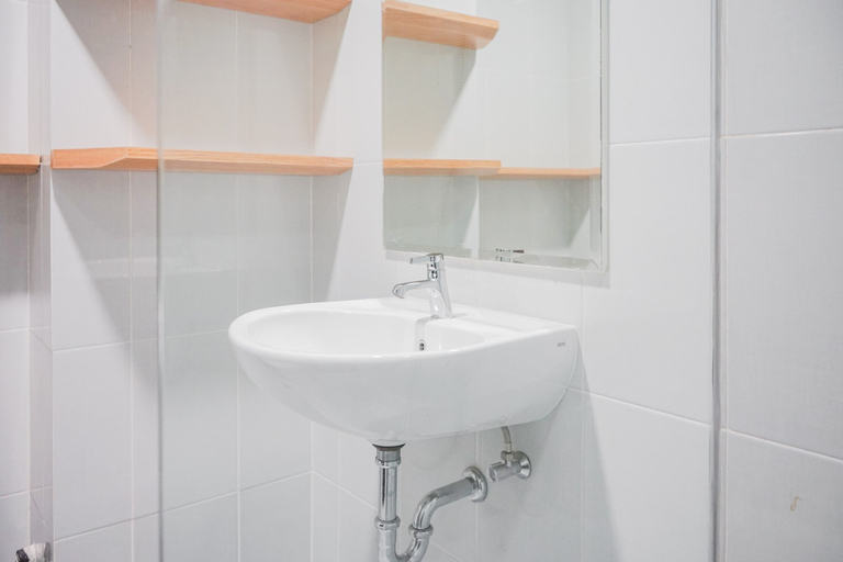 Bathroom 3, Modern Industrial Studio Apartment at Casa de Parco, South Tangerang