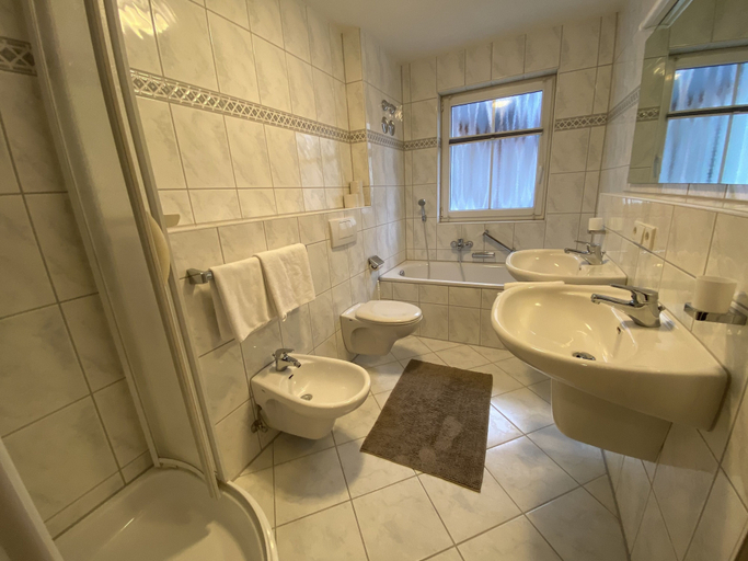Bathroom 5, Hotel Zartenbach B&B, Breisgau-Hochschwarzwald