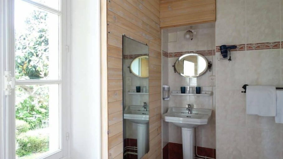 Bathroom 5, Moulin de la Papeterie Chambres d'hôtes, Deux-Sèvres