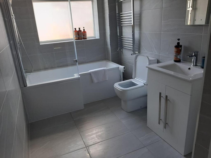 Bathroom, South Shield's Hidden Gem Amethyst 3 Bedroom House, South Tyneside