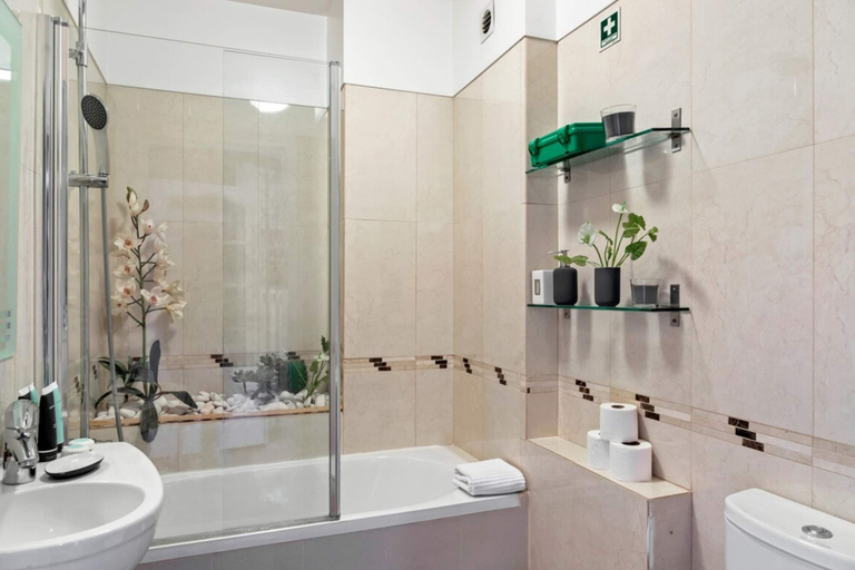 Bathroom 3, Large Contemporary 3 Bedroom Apartment, Amadora