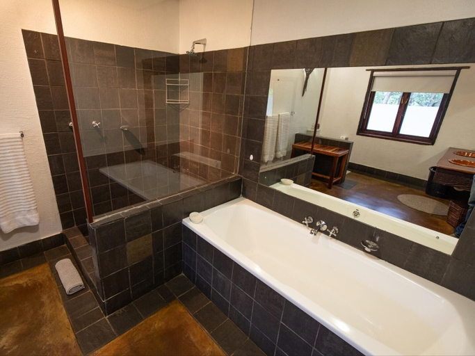 Bathroom, Kingly Bush Villa, Mopani