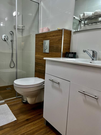 Bathroom 3, ZOZO Guesthouse