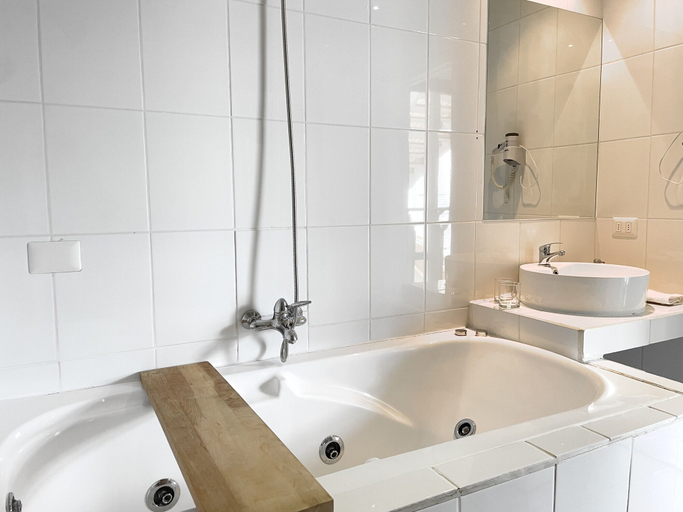 Bathroom 5, The Veat, Última Esperanza