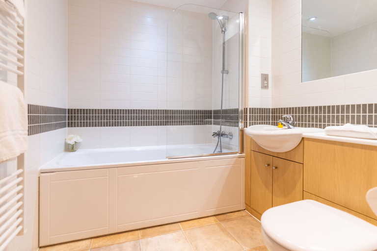 Bathroom, Cotels at Vizion, Milton Keynes