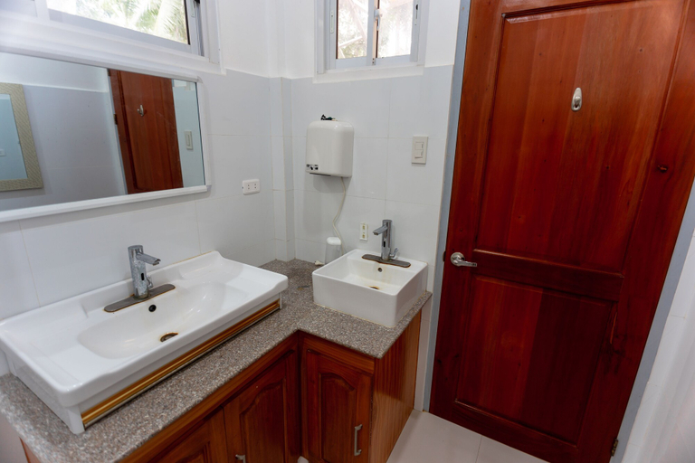 Bathroom 5, Madison Garden Residences, Dauis