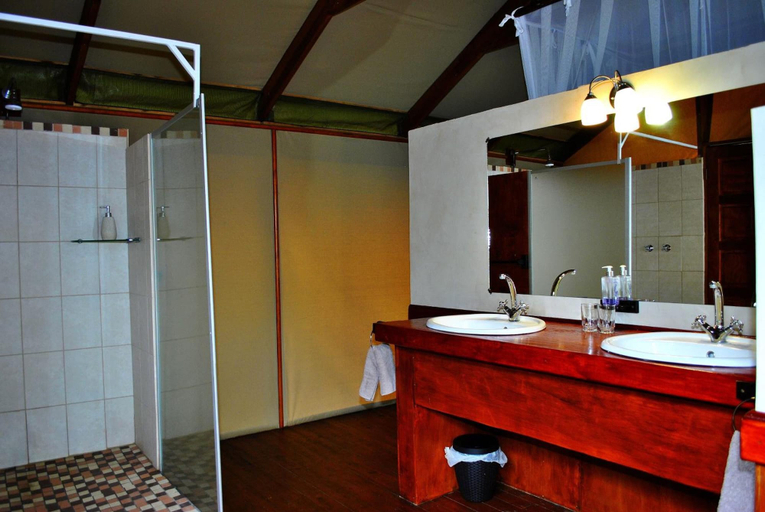 Bathroom 3, Lion Tree Top Lodge, Mopani