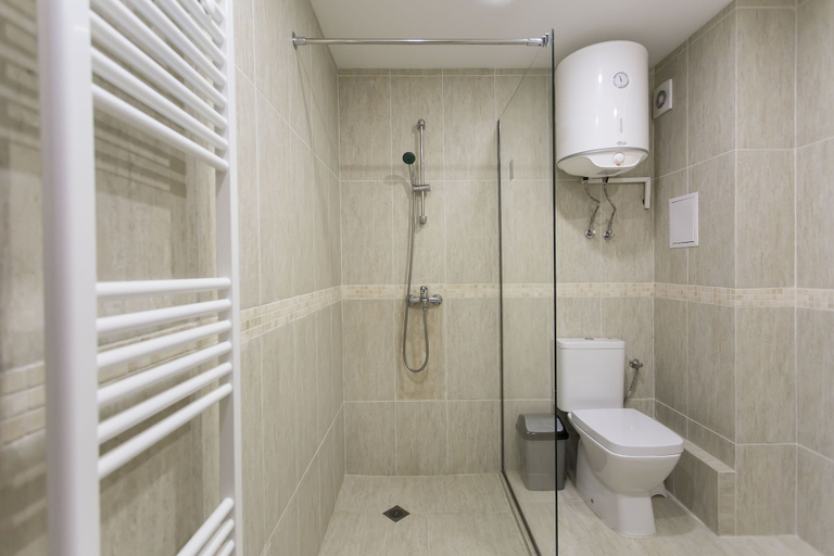 Bathroom 4, Bright 1bdr Apartment Near Center - Free Parking, Stolichna