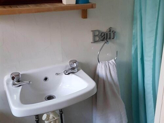 Bathroom 3, The Hollingdales Hotel, Blackpool