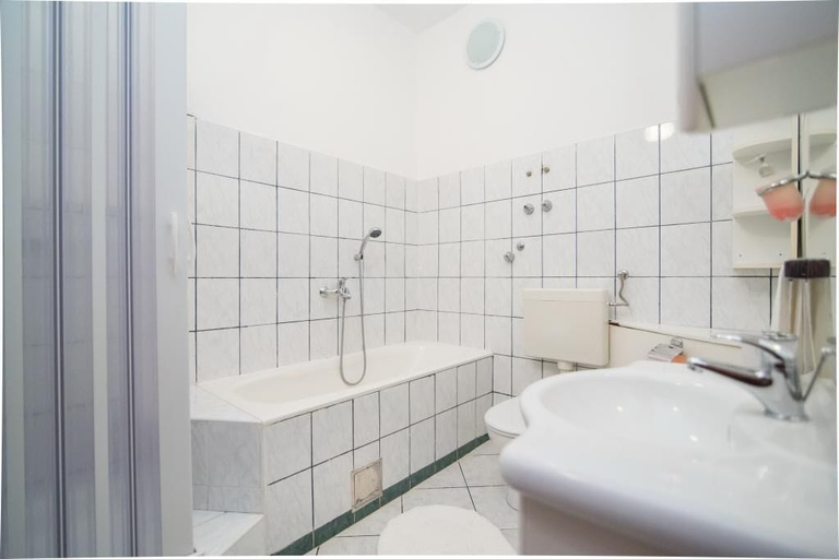 Bathroom 5, Apartment Sweet Dreams, Sutivan
