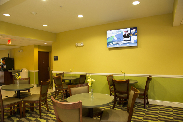 Food & Drinks 5, Microtel Inn & Suites by Wyndham Panama City, Bay