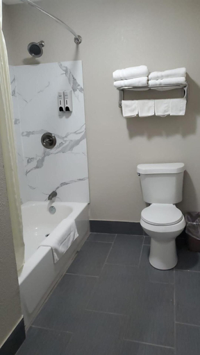 Bathroom 2, Crescent Park Motel & Suites, Lamb