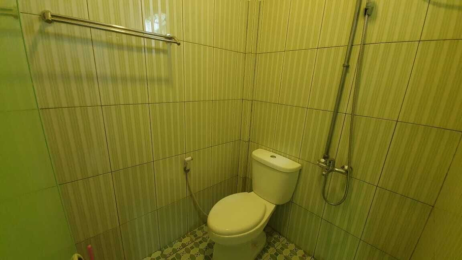 Bathroom 3, OYO 1599 Naz Guesthouse Syariah, Sukabumi