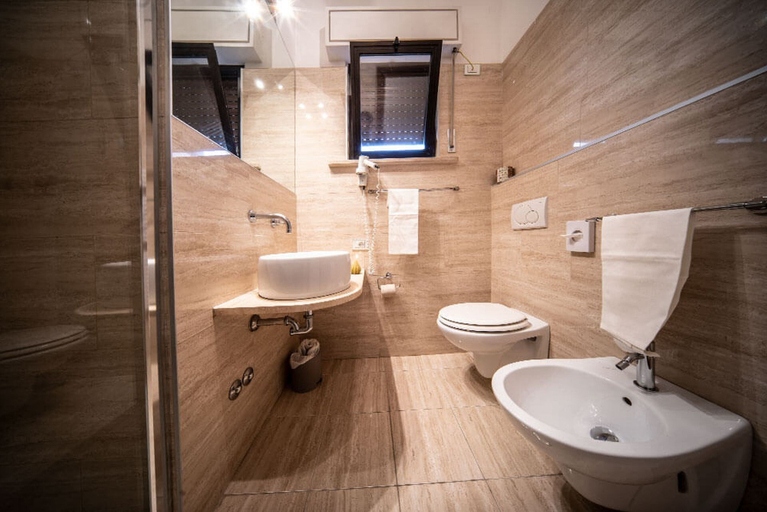 Bathroom 5, Hotel Le Grazie, Perugia