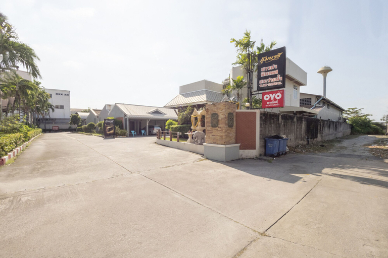 Exterior & Views 2, OYO 75382 Chonburi Hotel, Muang Chon Buri
