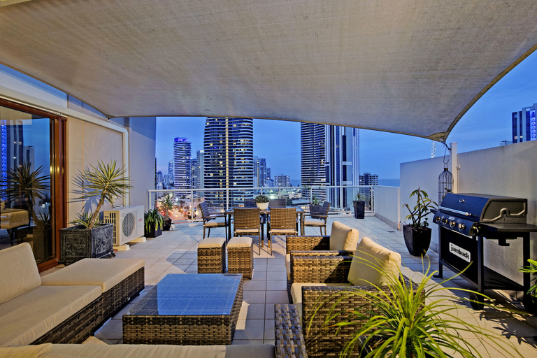 Food & Drinks, Savannah Penthouse, Gold Coast