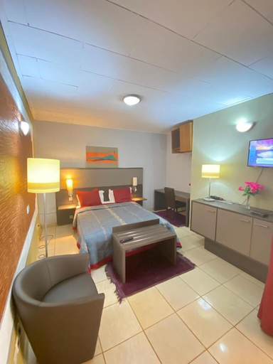 Others 2, Complexe hotelier Marie Louise, Menoua