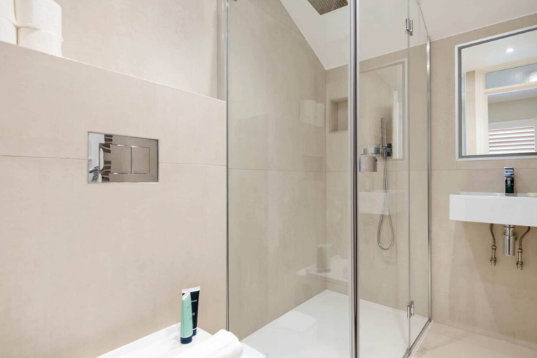 Bathroom, Bright 1 Bedroom House near Edgware Road, London