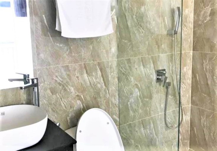Bathroom 2, Grand Beach Hotel, Nha Trang