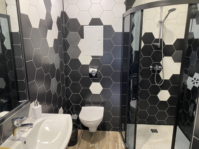 Bathroom 3, Koncert Lotos Hotel, Eastern