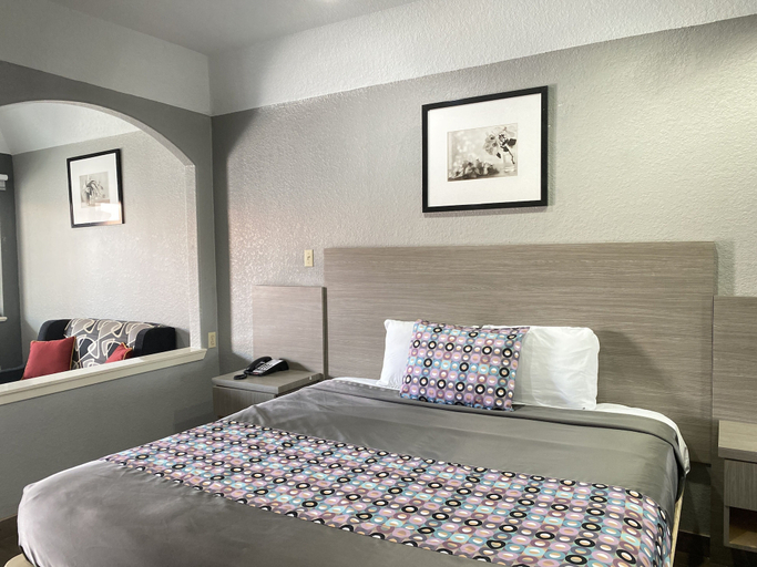 Bedroom 2, Island Suites, Houston