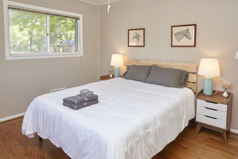 Bedroom 2, Prime Location! 5BR in Quaint Neighborhood!, Jefferson