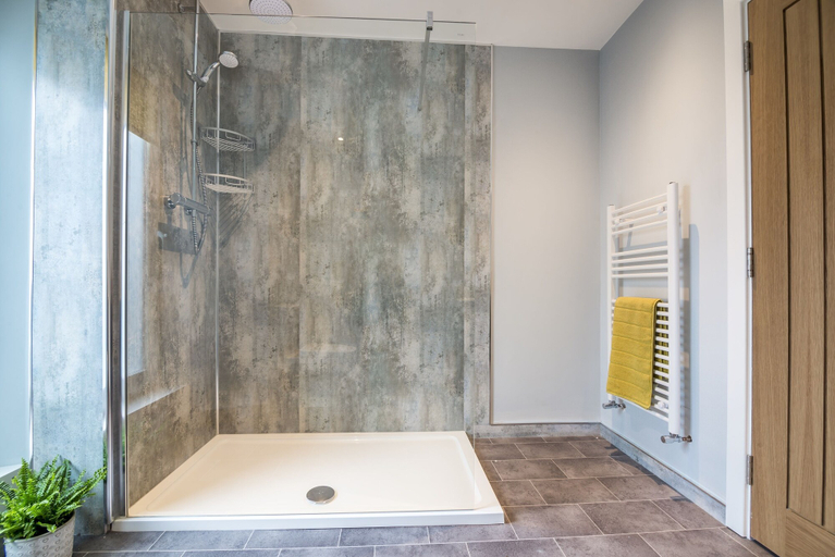 Bathroom 3, Tipyn O Haul - 1 Bed Apartment - Tenby, Pembrokeshire