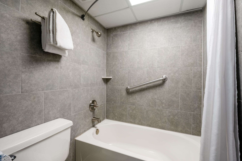 Bathroom 4, Days Inn by Wyndham Perrysburg/Toledo, Wood